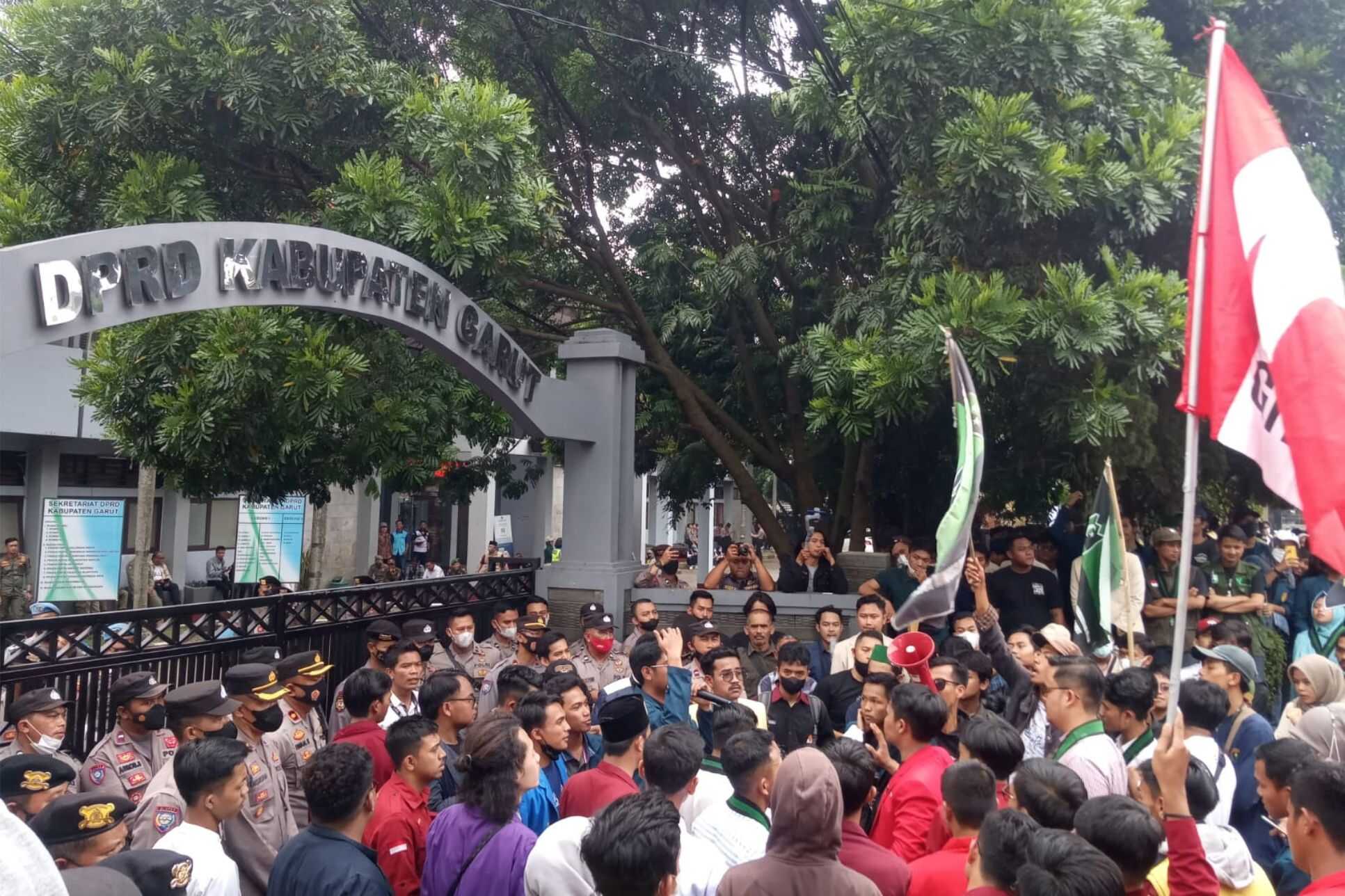 Demo Tolak Kenaikan BBM, Ratusan Mahasiswa Kepung Kantor DPRD Garut